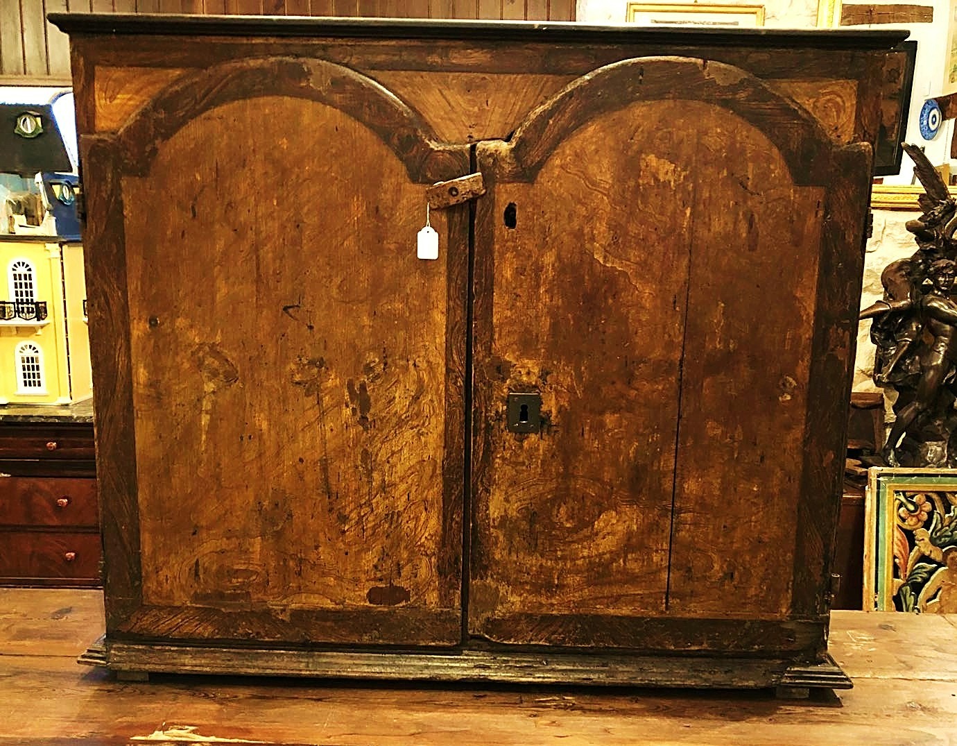Mueble antiguo de madera