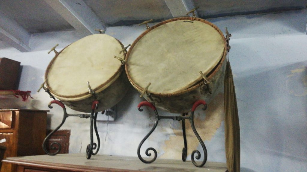 Timbales de latón de Marsol e hijos, anticuario en Zaragoza