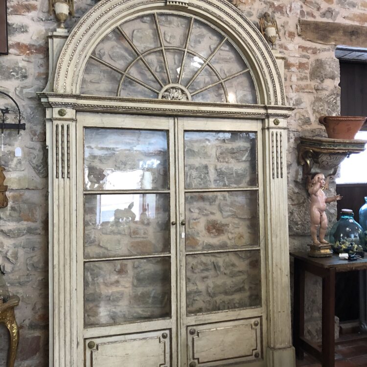 Puerta lacada en blanco del siglo XVIII