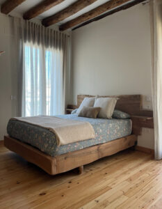 cama fabricada en madera de cerezo