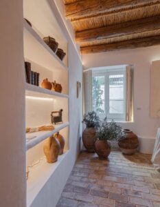 Espacio con unas estanterias y una ventana