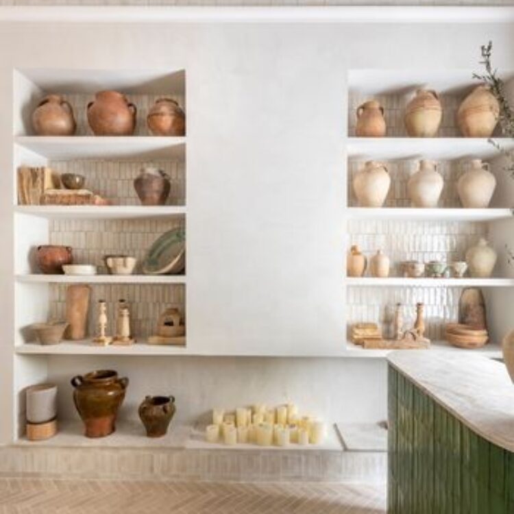 El estilo mediterr&aacute;neo en casa: luz, materiales y piezas con historia
