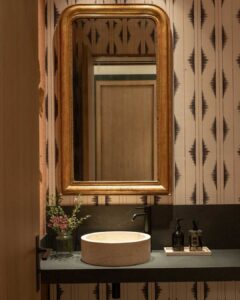 Espejo con marco dorado de Marsol e Hijos en un espacio