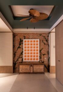 Espacio Moet con mueble bajo de madera de Marsol e Hijos