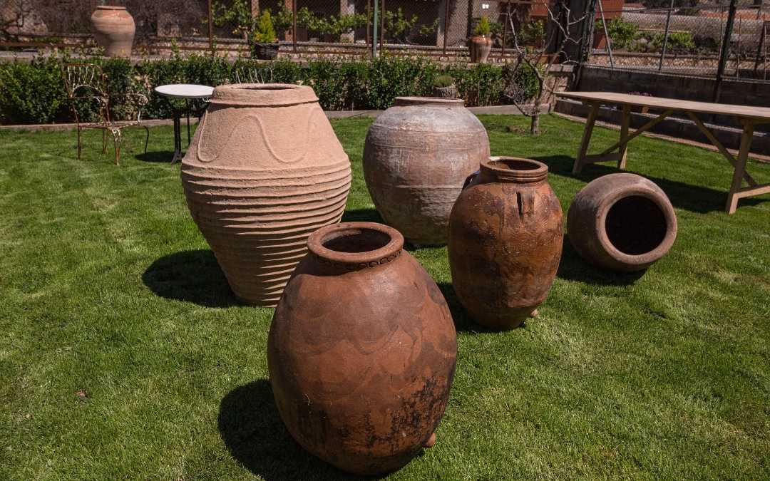 Piezas de cerámica en un jardín