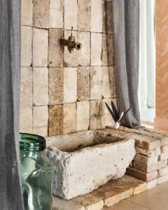 El estilo mediterráneo en casa: luz, materiales y piezas con historia