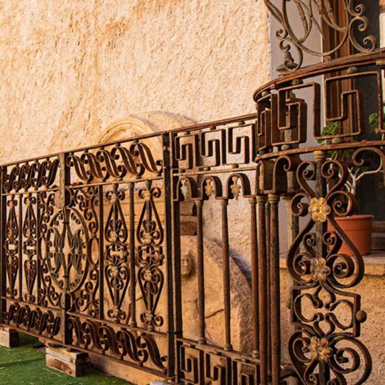 La magia del exterior: decorar jardines, terrazas y porches con piezas antiguas