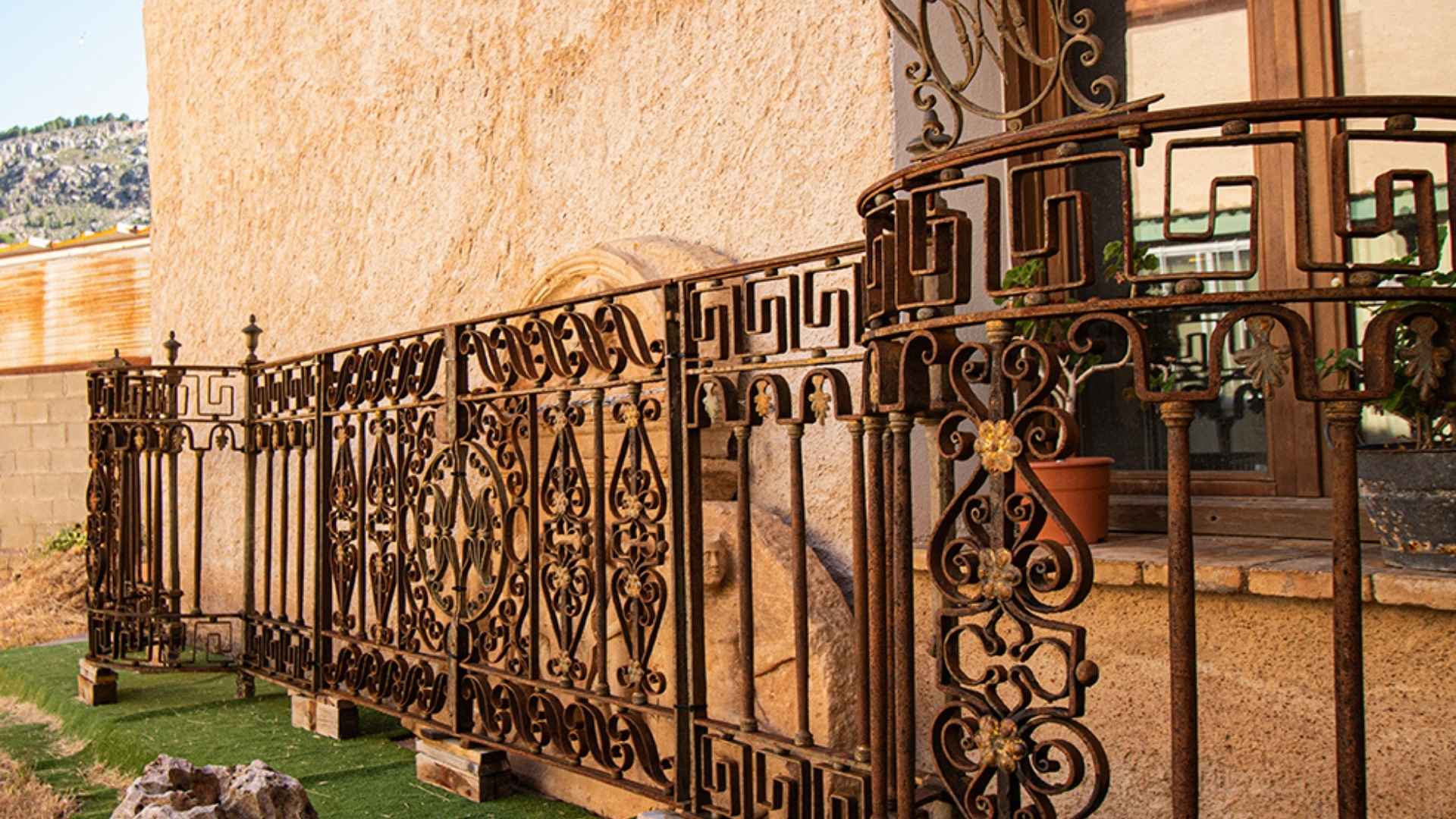 Reja como pieza decorativa en un jardín