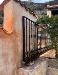 Verja restaurada por Marsol e Hijos en el exterior
