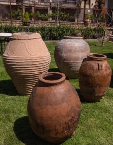 Tinajas antiguas restauradas por Marsol e Hijos en un jard&iacute;n