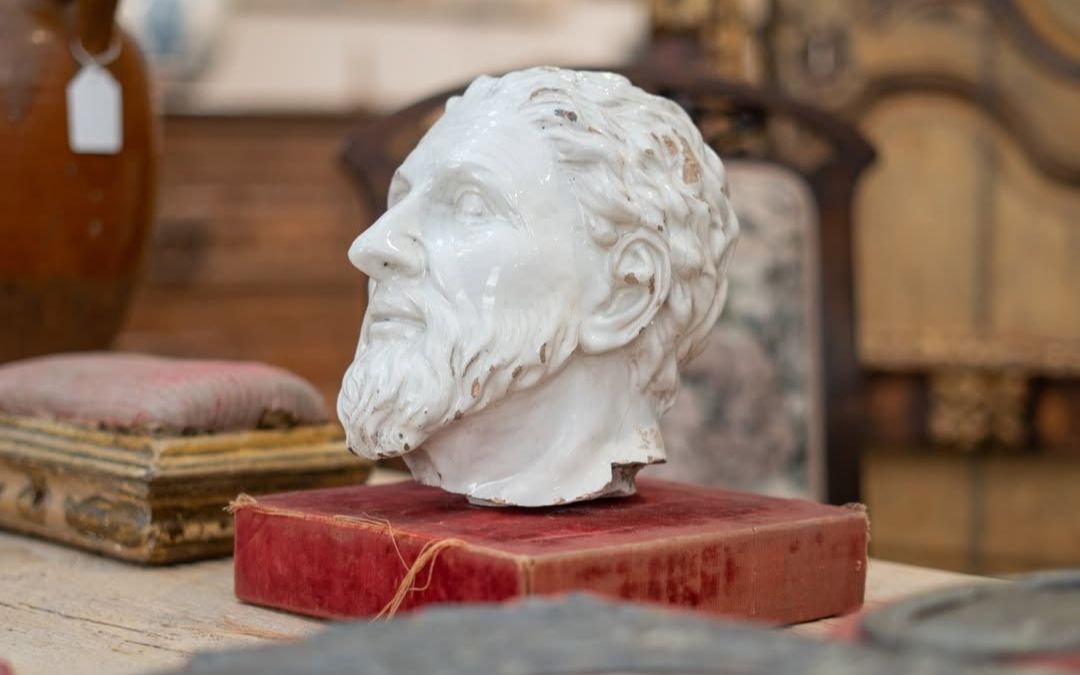 Escultura de Marsol e Hijos como pieza protagonista en mesa
