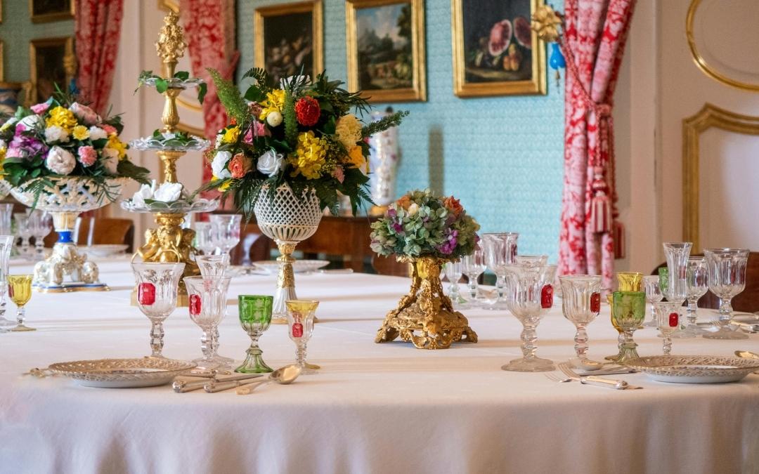 mesa con vajila de cristal de la realeza